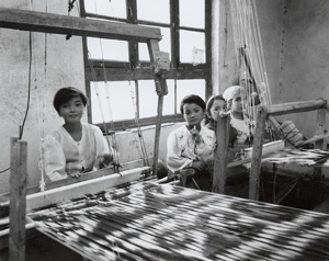 「地元では買い手の少なくなった手織物も海外では一流の民芸品」