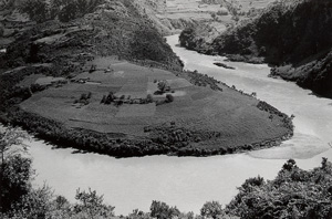 「辺境の山間を流れる河川は天の恵みを与えてくれる」