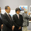 東京展会場にて小林紀晴さん（右）、木村市長（中央）、当館館長有田（左）