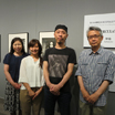フジフイルムスクエアにて展示を終え、有元伸也さんと周南市美術博物館スタッフ。