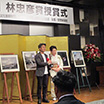藤井律子周南市長から佐々木さんへブロンズ像が贈られました
