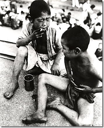 煙草をくゆらす戦災孤児(上野)(「カストリ時代:1946年)